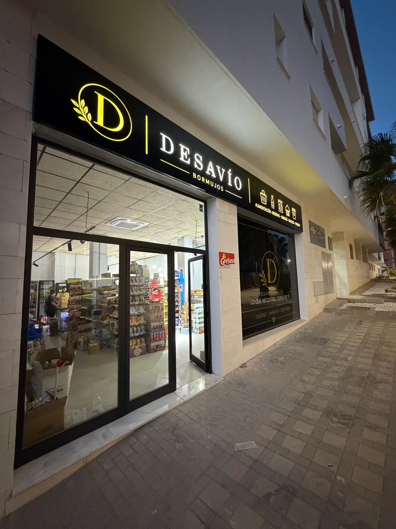Trabajo real de cajón luminoso en la fachada de un comercio de Bormujos