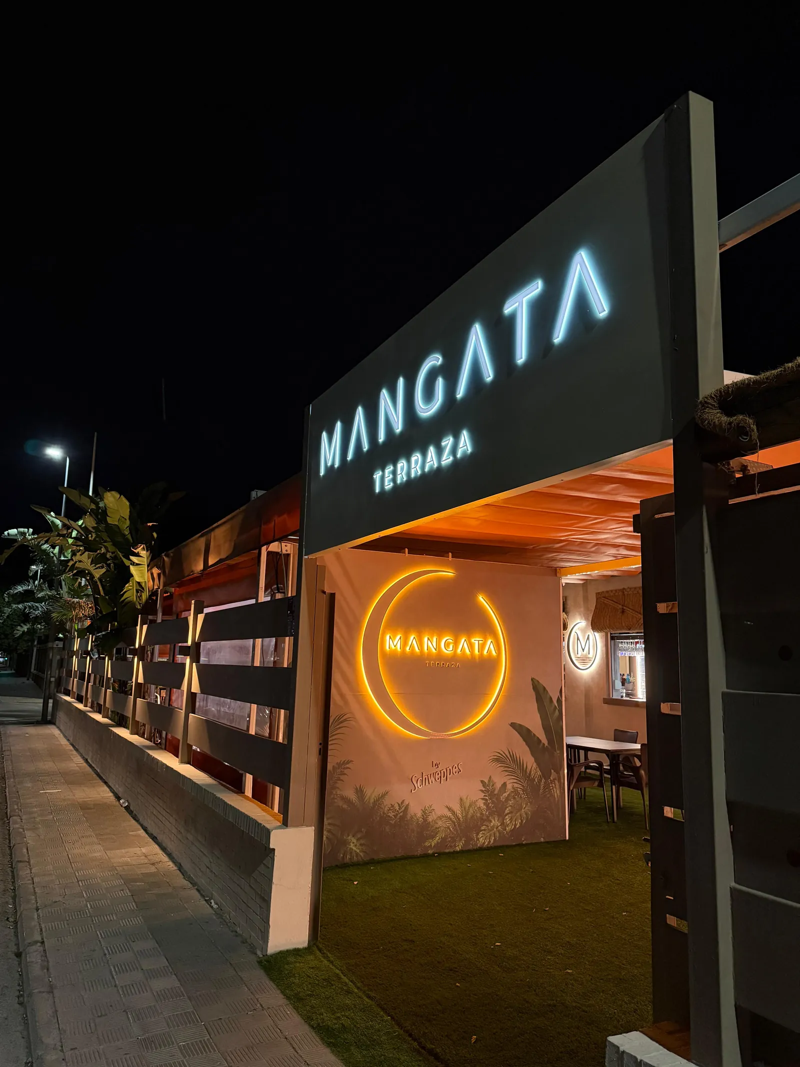 Trabajo real de rótulo y cajón luminoso en la terraza de un local de Gines