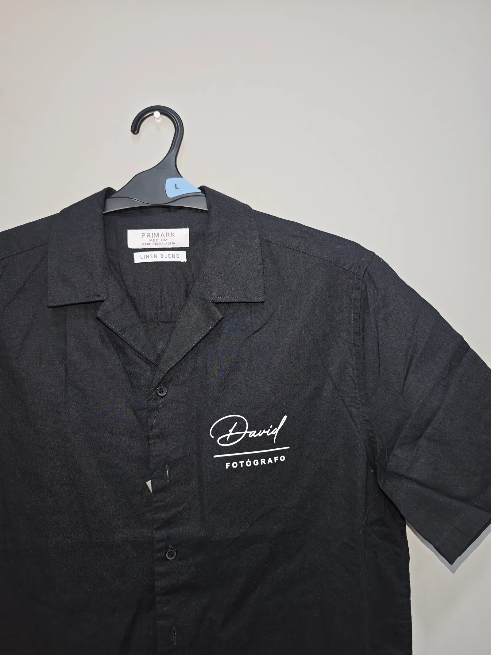 Trabajo real de camisa de empresa con bordado en el pecho
