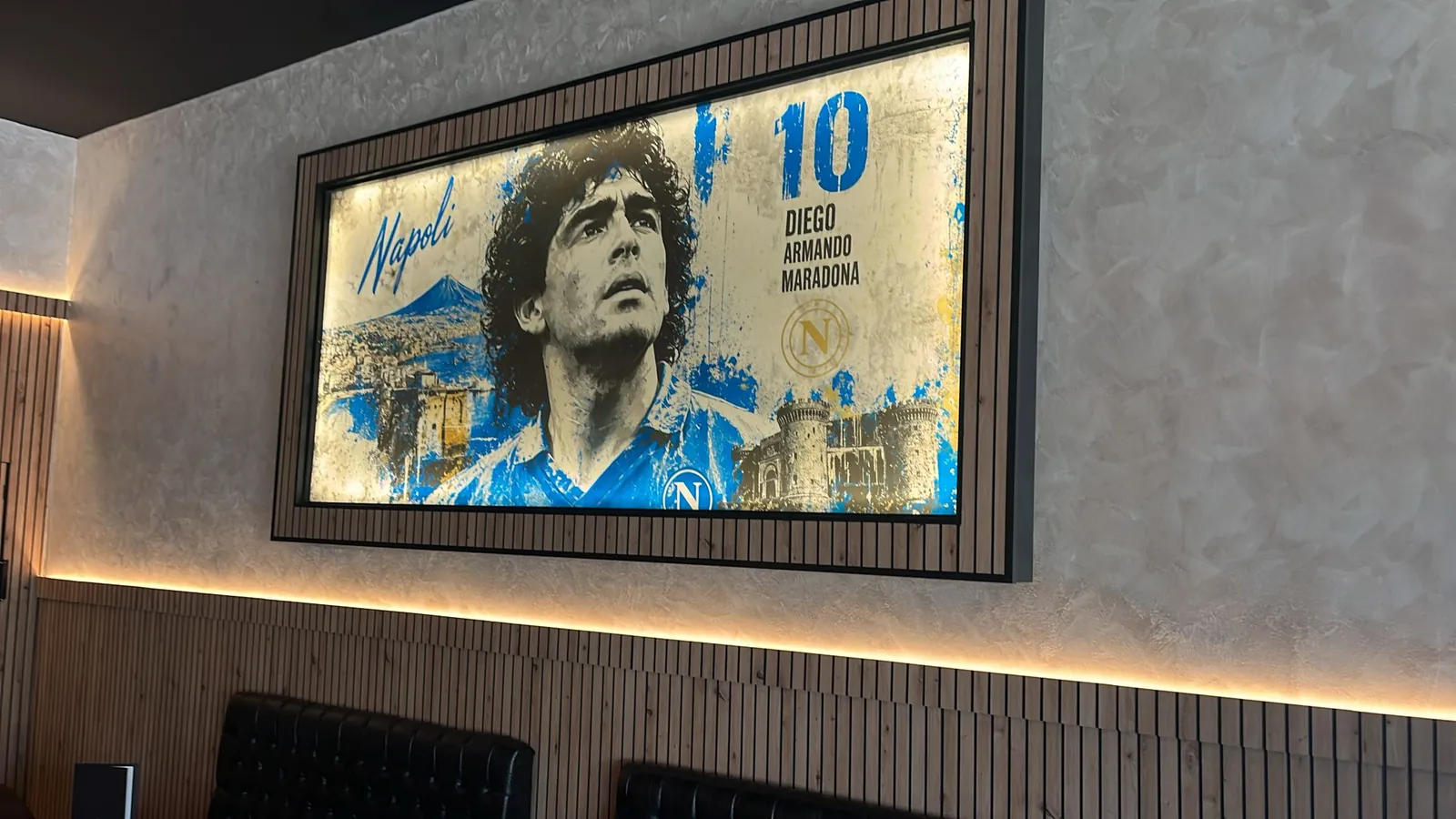 Trabajo real de cuadro decorativo retroiluminado en un bar