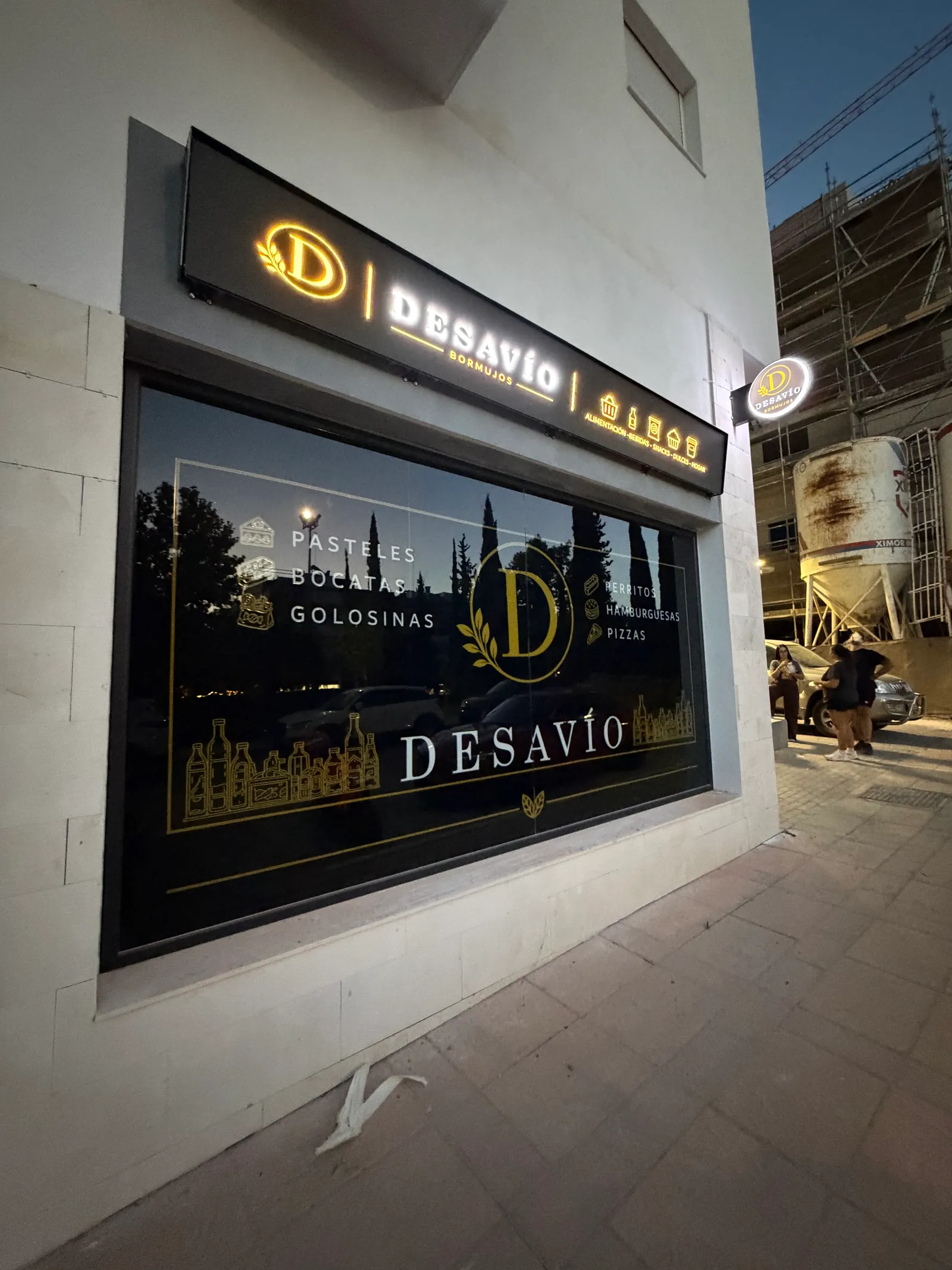 Trabajo real de cajón luminoso y escaparate en un comercio de Bormujos