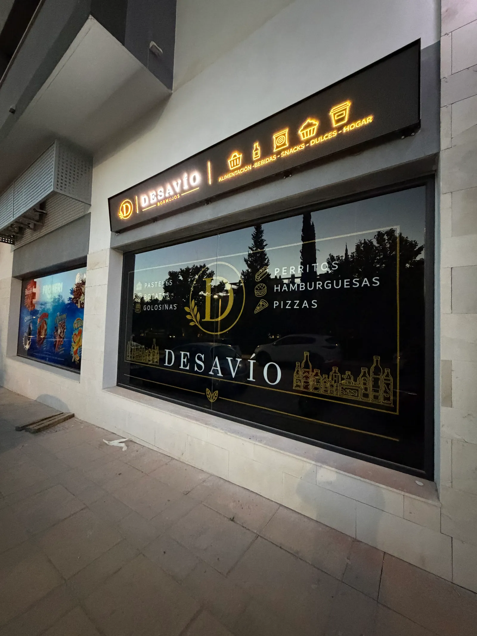 Trabajo real de escaparate y cajón luminoso en un comercio de Bormujos