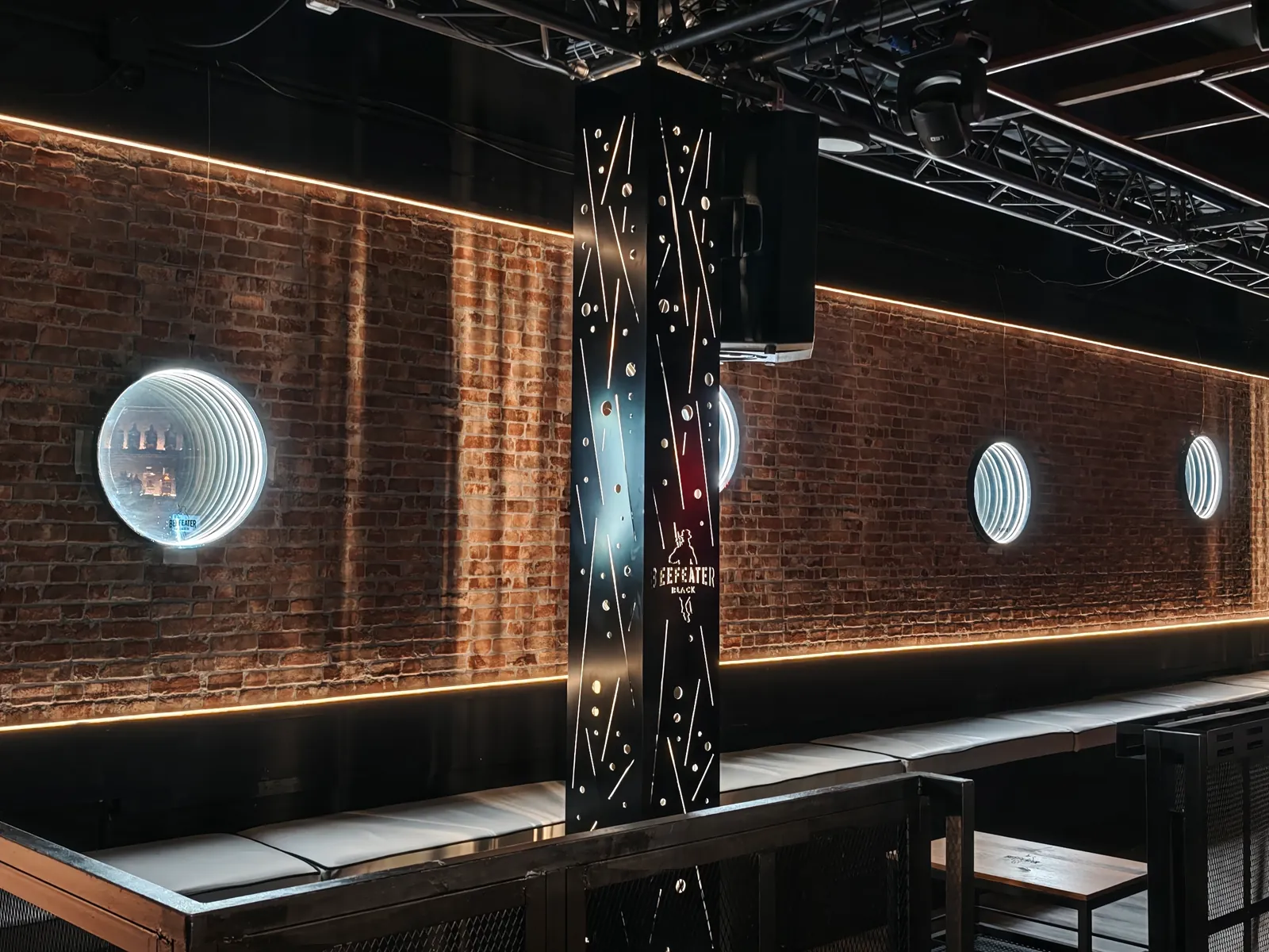 Trabajo real de espejos infinitos LED instalados en una discoteca