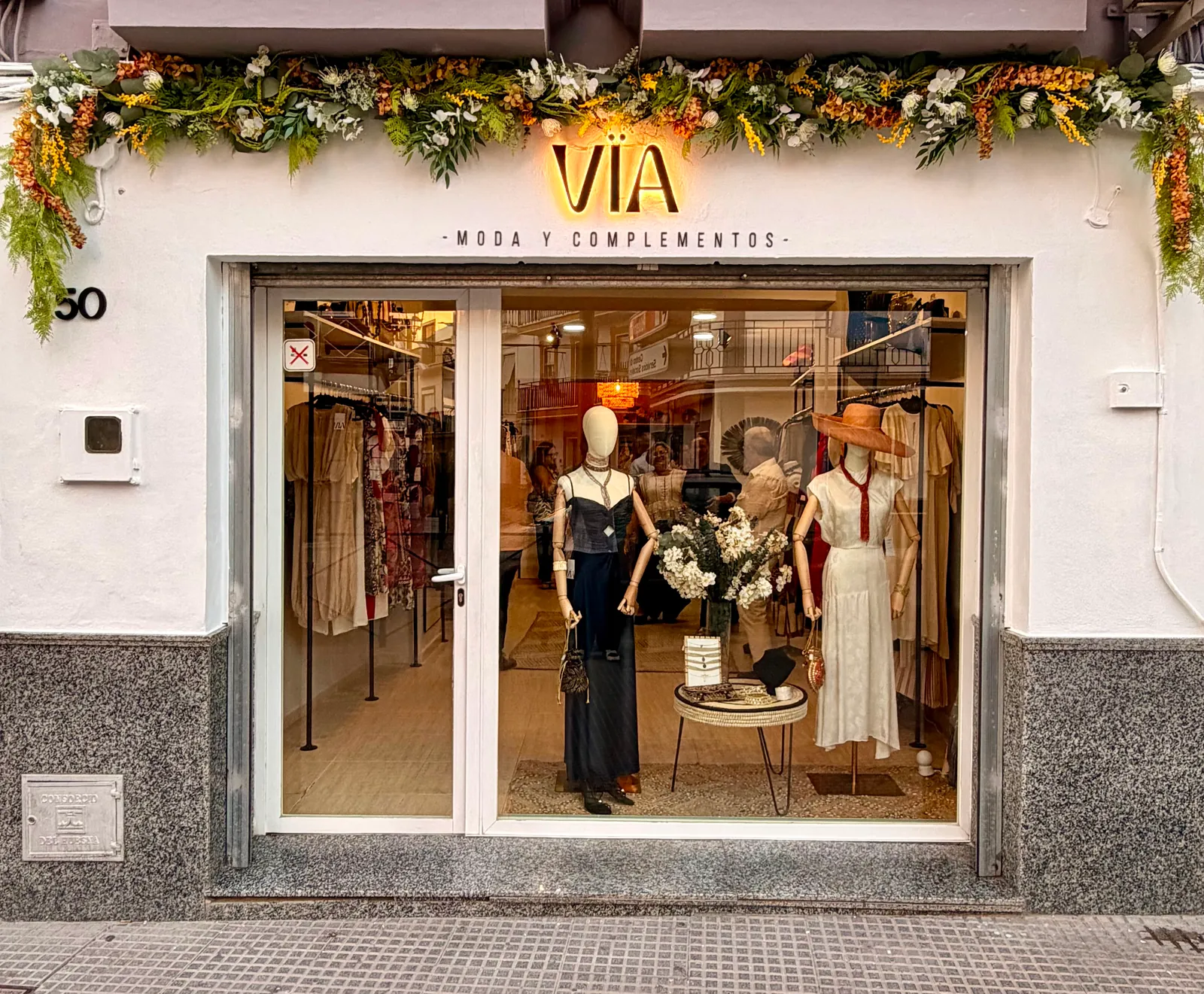 Trabajo real de letras corpóreas en la fachada de una tienda de moda
