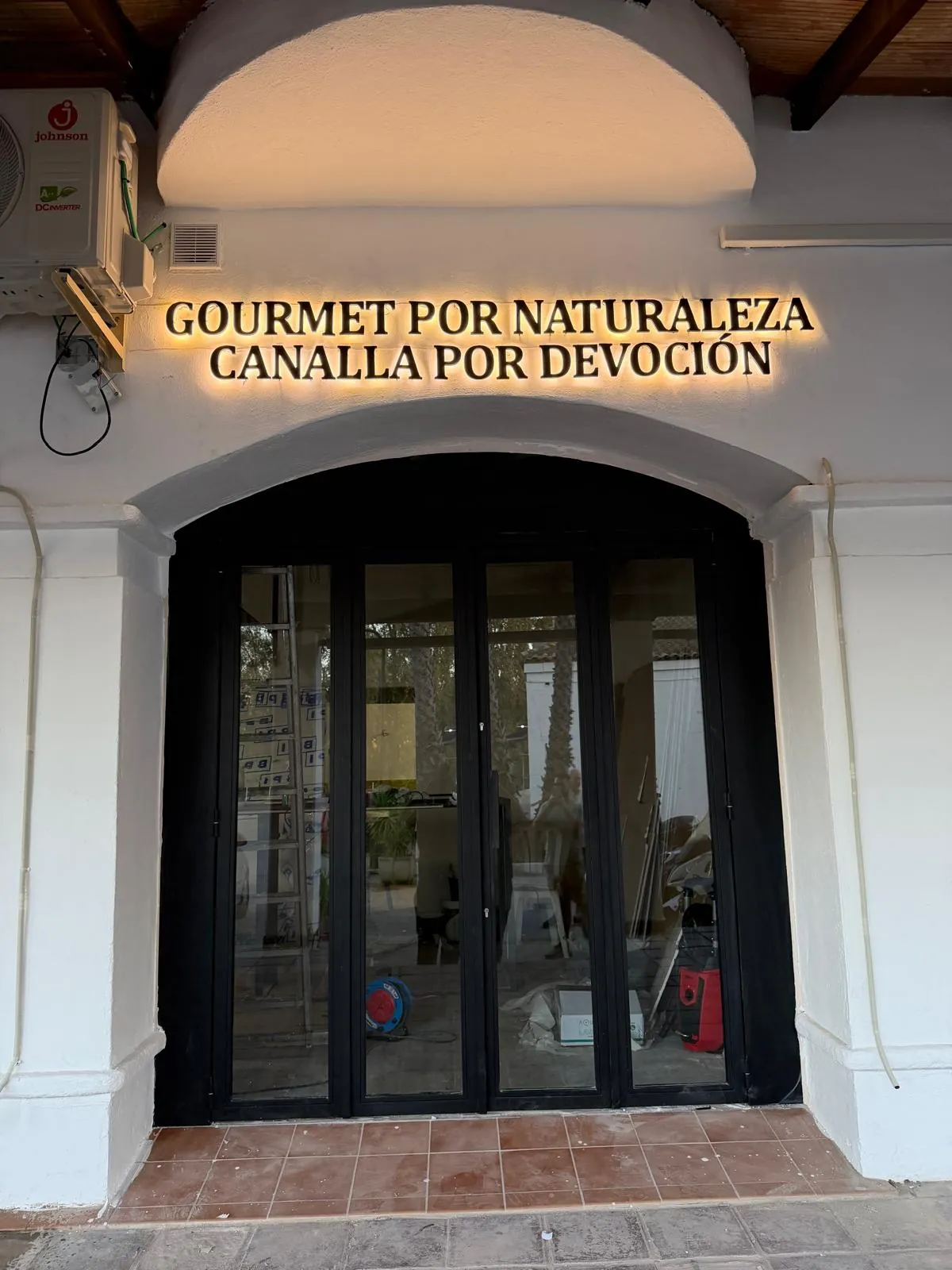 Trabajo real de letras corpóreas con LED sobre el arco de una fachada