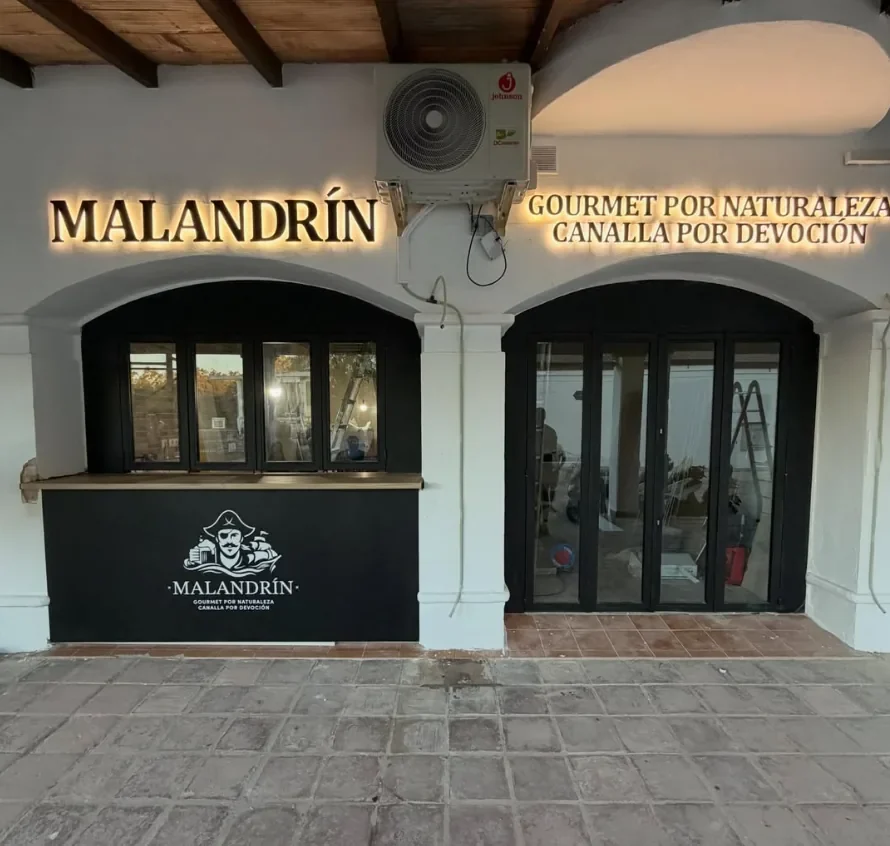 Letras corp&oacute;reas instaladas en la fachada de un bar en Sevilla, fabricadas en nuestro taller del Aljarafe