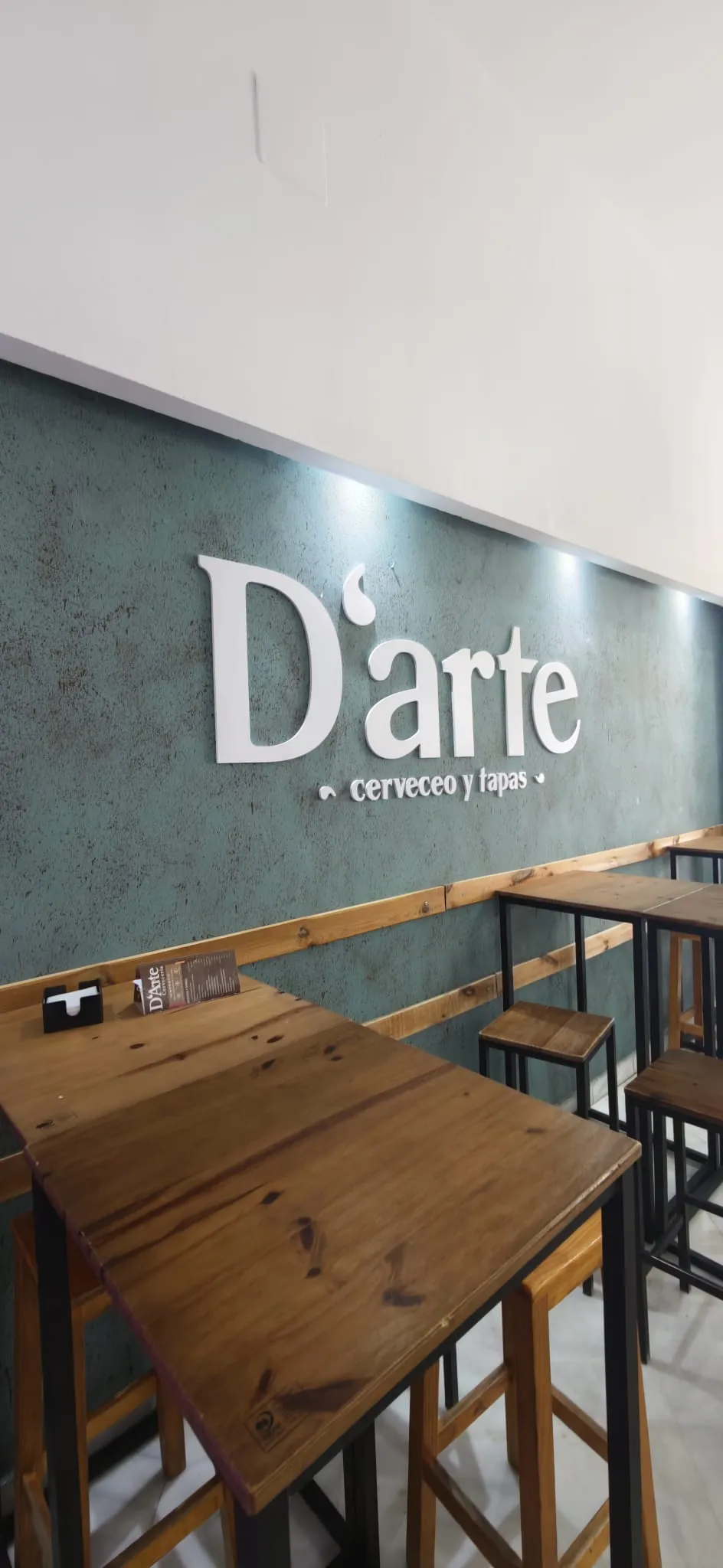 Trabajo real de letras corpóreas de PVC en la pared de un bar
