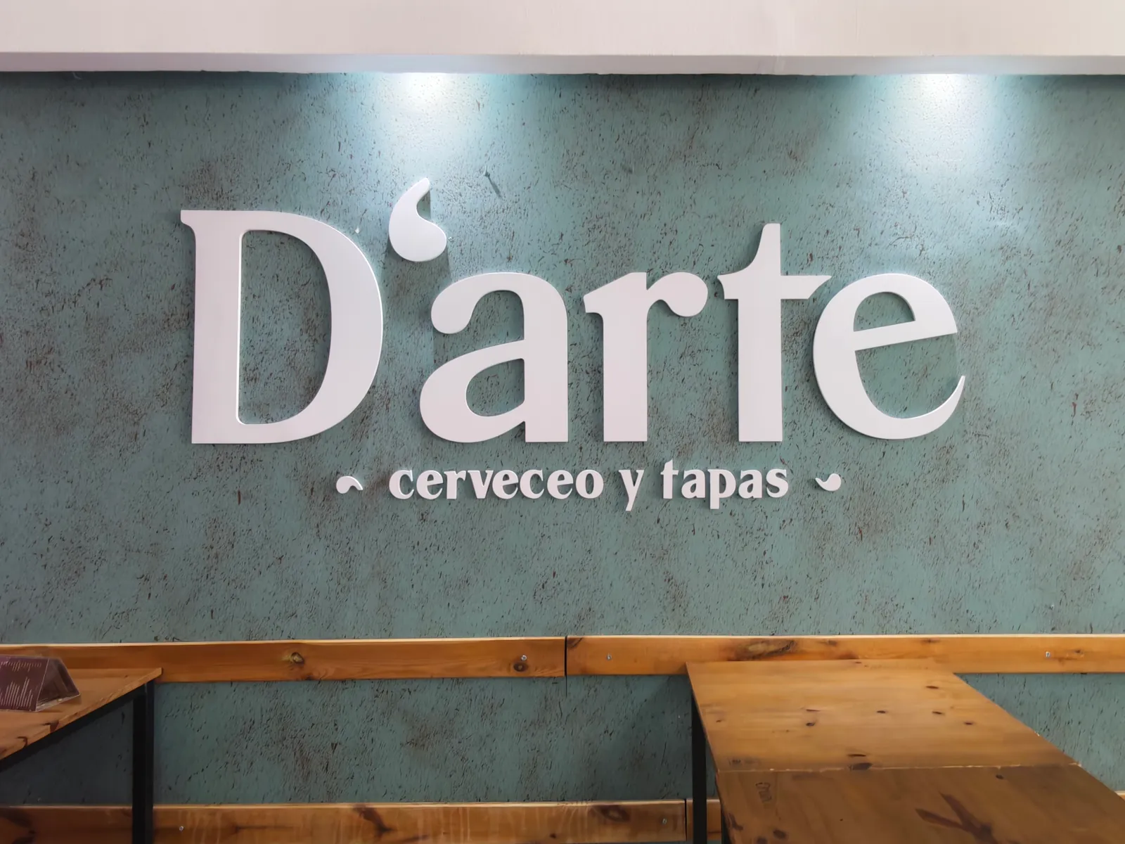 Trabajo real de letras corpóreas de PVC en la pared de un bar