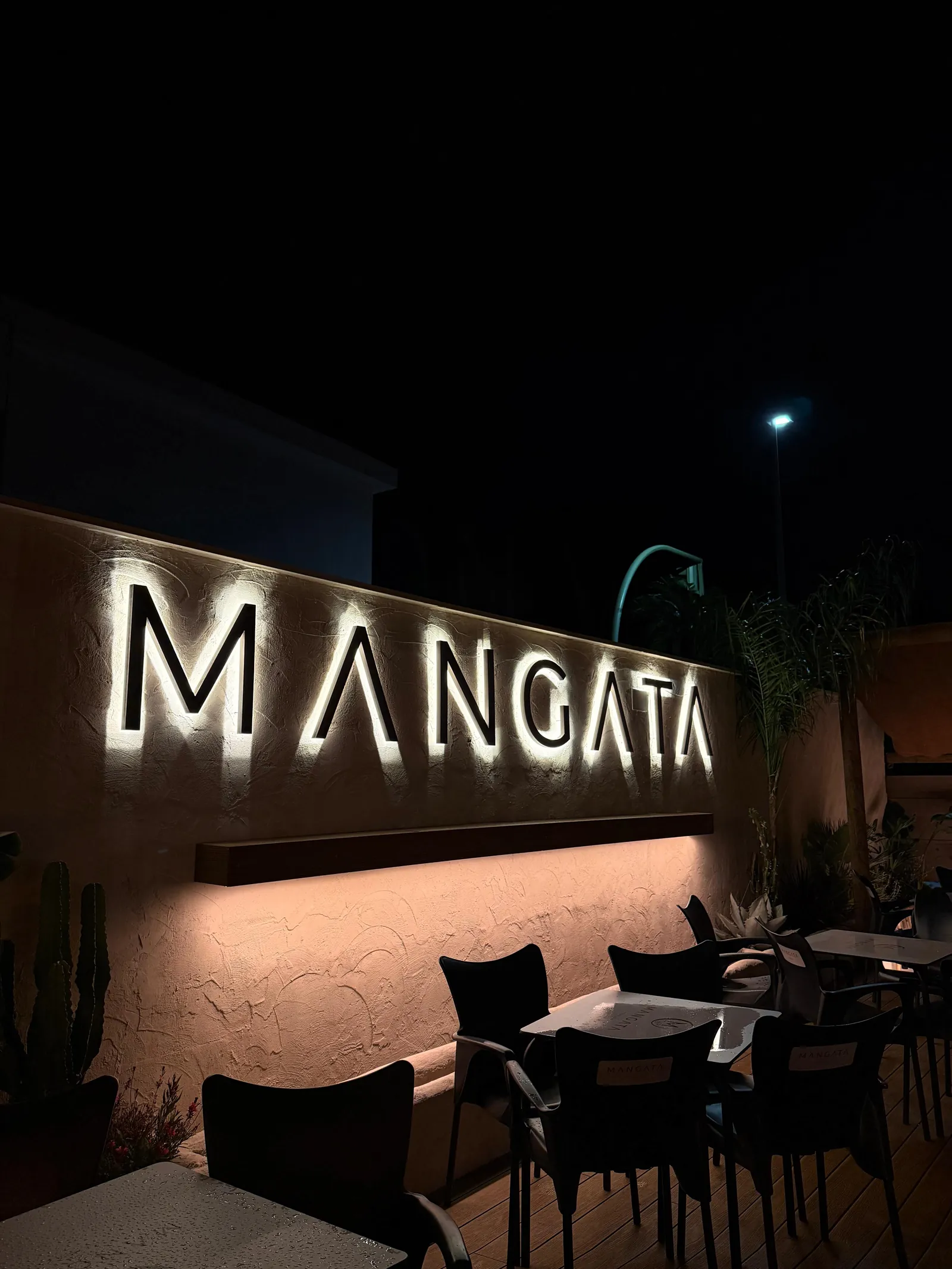 Trabajo real de letras corpóreas retroiluminadas en el exterior de un local de Gines
