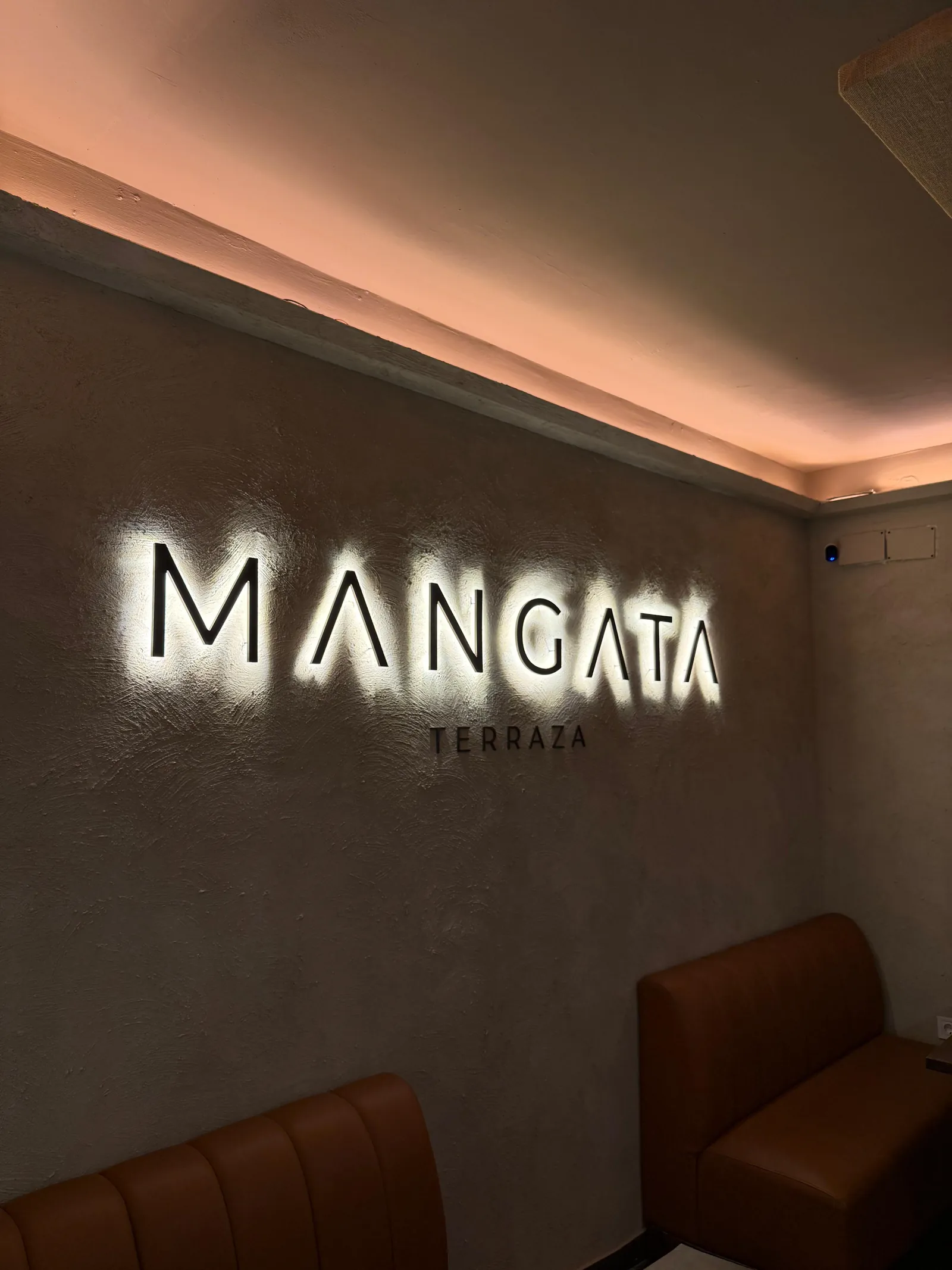Trabajo real de letras corpóreas retroiluminadas en un local de Gines