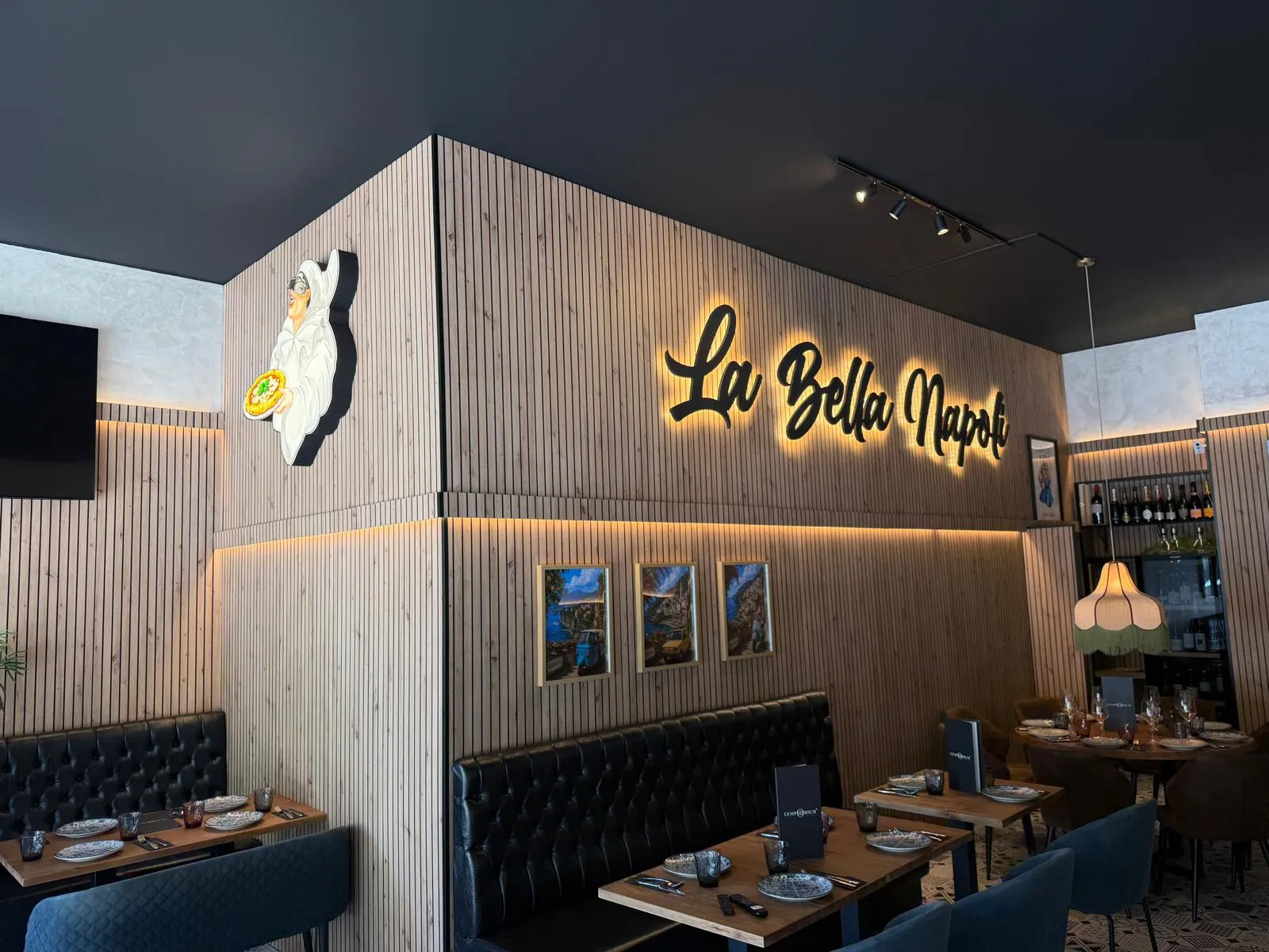 Trabajo real de letras luminosas en el interior de un restaurante