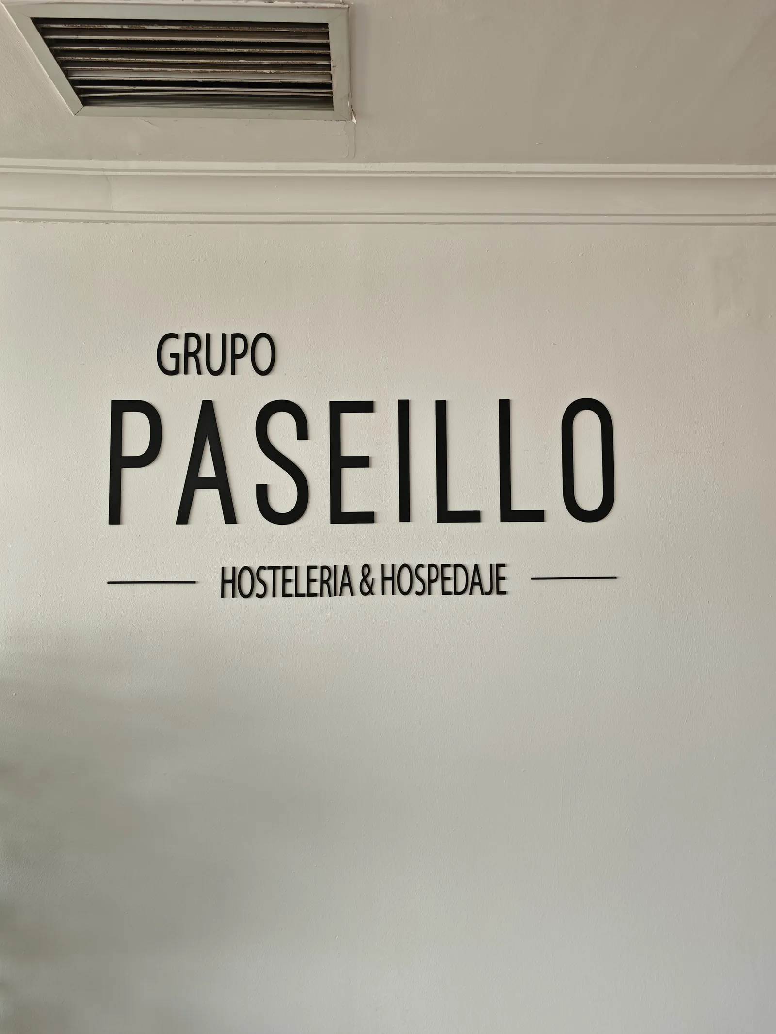 Trabajo real de letras de metacrilato y PVC en una oficina