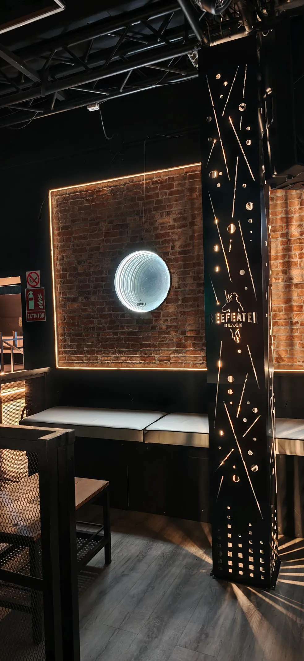 Trabajo real de revestimiento de columna con iluminación LED en una discoteca
