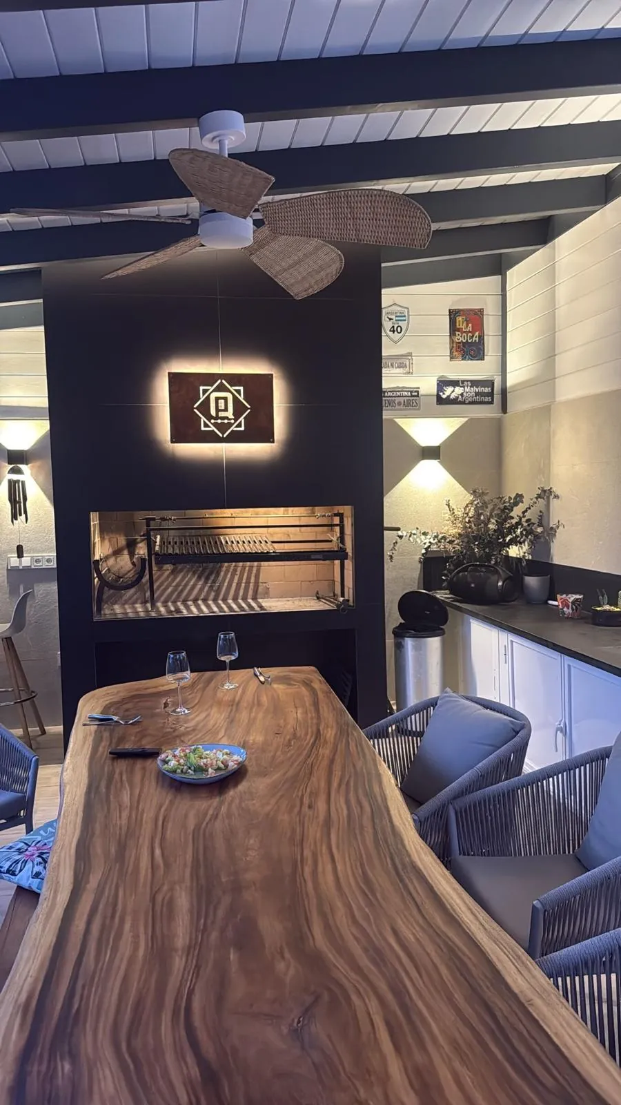 Trabajo real de rótulo de acero corten retroiluminado en un interior comercial