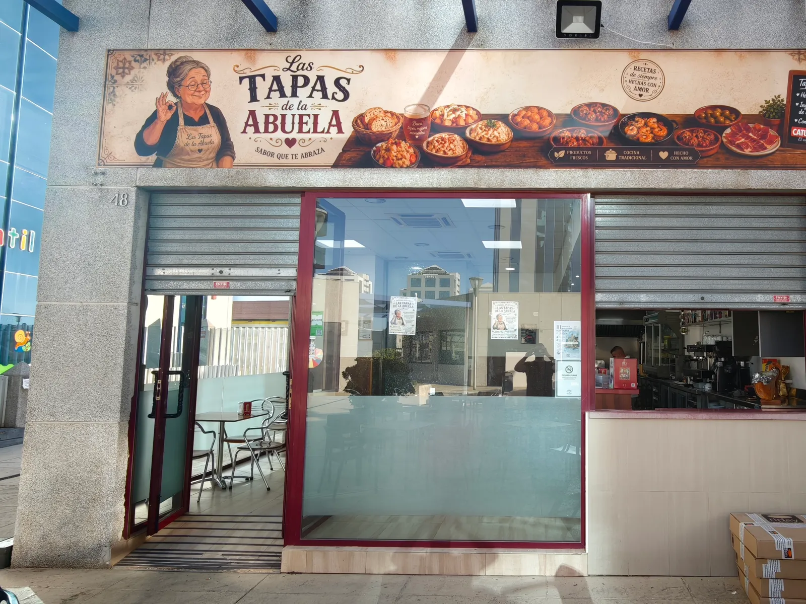 Trabajo real de rótulo de cajón para la fachada de un bar