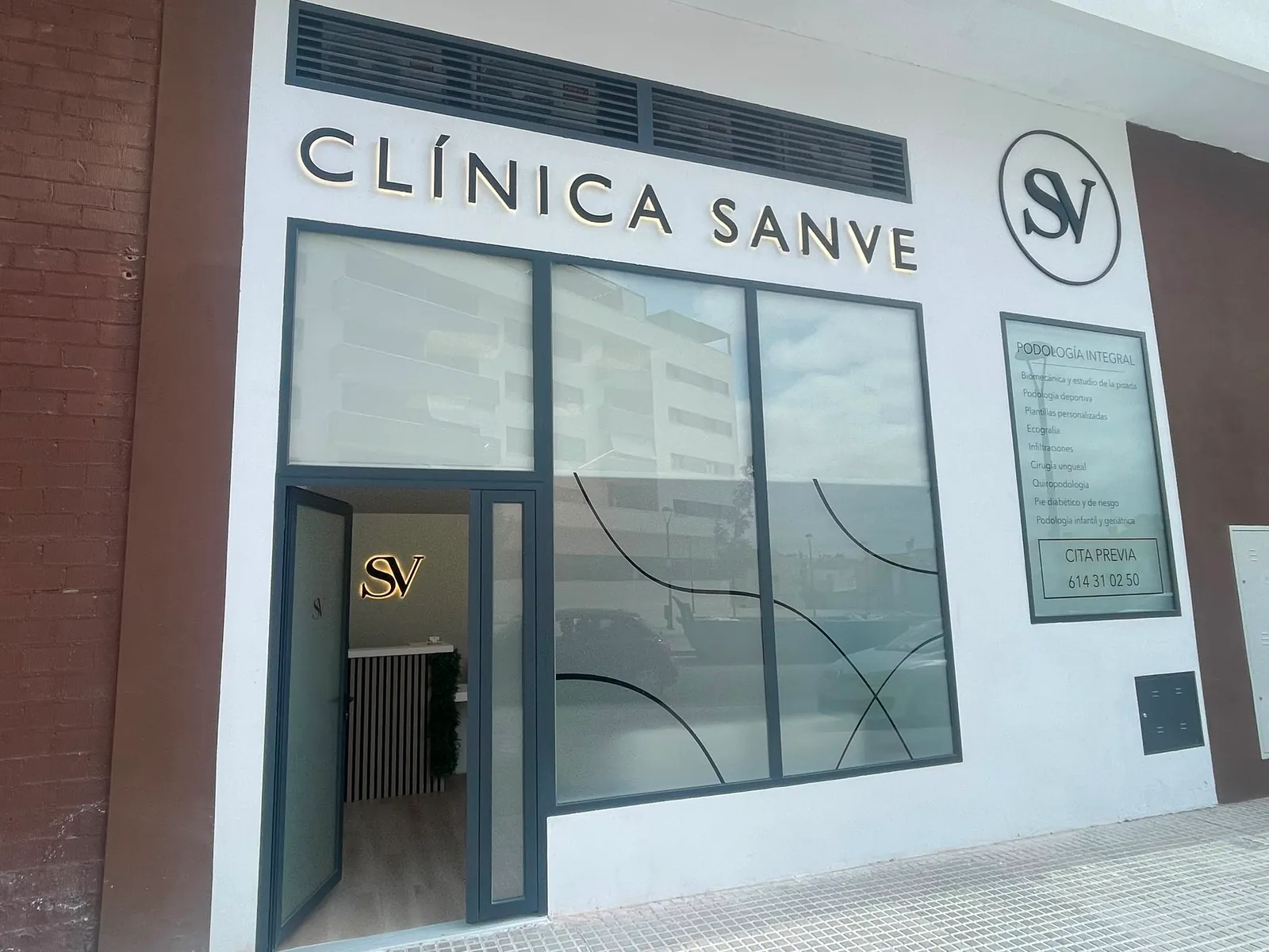 Trabajo real de rótulo de fachada con letras corpóreas y vinilo para una clínica en Sevilla