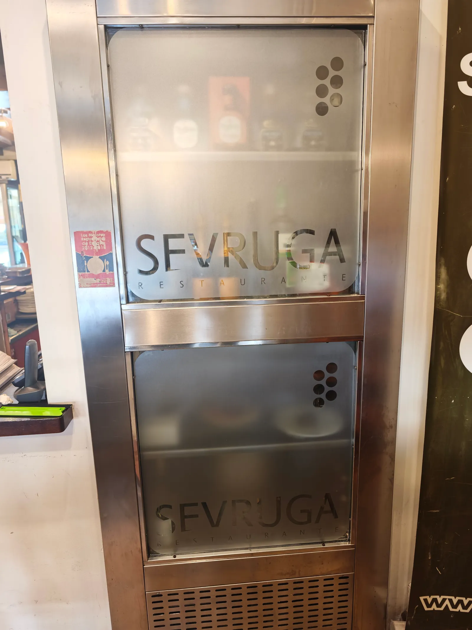 Trabajo real de vinilo ácido en la puerta de cristal de un restaurante