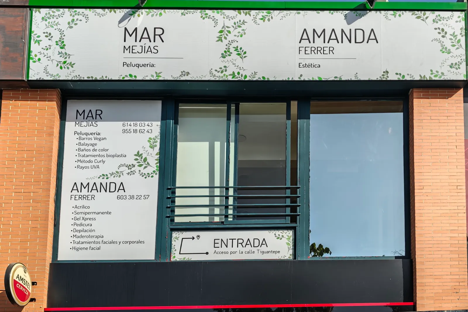 Trabajo real de vinilos en el escaparate de un centro de estética