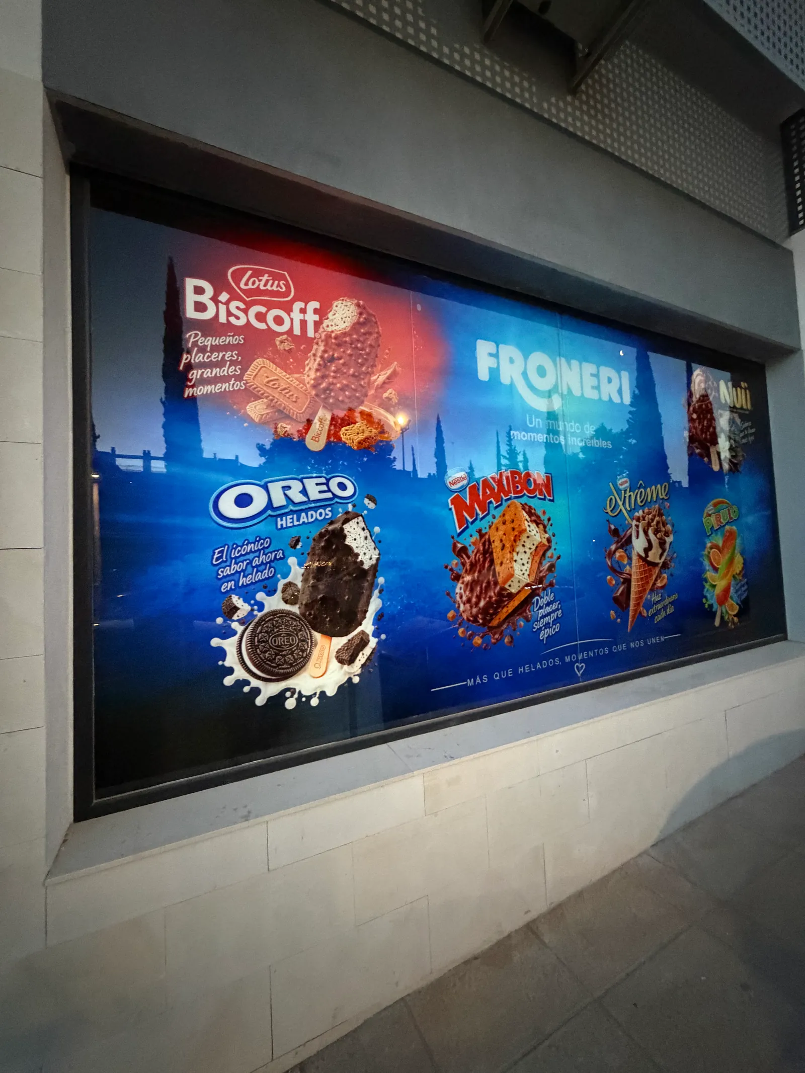 Trabajo real de vinilos publicitarios impresos en un escaparate de Bormujos