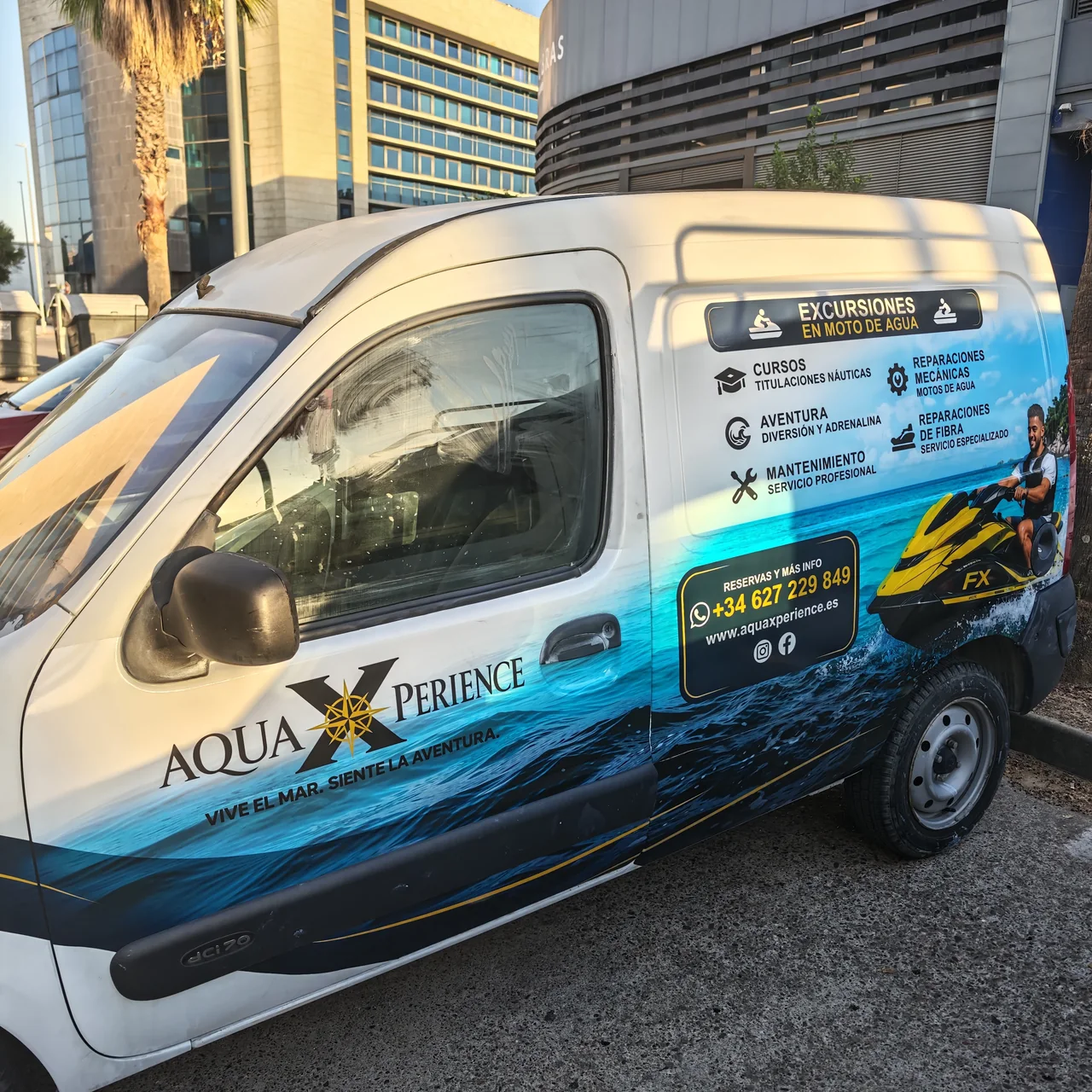 Furgoneta comercial con gráfica de Aqua Xperience en el lateral y la parte frontal.